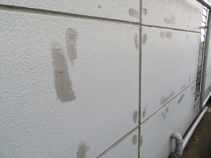 釘を打った後、壁と同色のシール材で覆っていたと思われます。外壁とシールは素材が違うため、経年劣化の色の変化が違い、汚れのように目立っています。